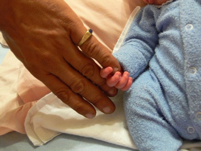 Große Hand kleine Hand (c) Doris und Michael Will, Pfarrbriefservice
