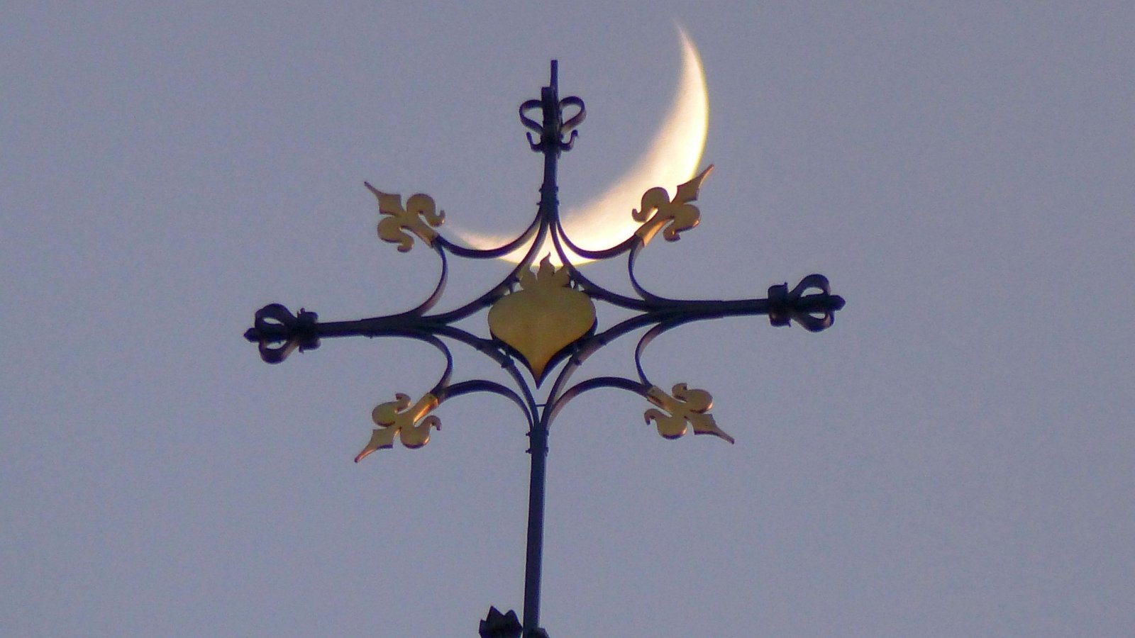 Mondsichel Kreuz (c) Wunibald Wörle in Pfarrbriefservice