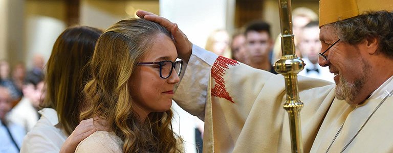 Weihbischof Rolf Steinhäuser spendet einer Jugendlichen in der Kirche St. Mariä Geburt die Firmung. (c) Erzbistum Köln / Oppitz