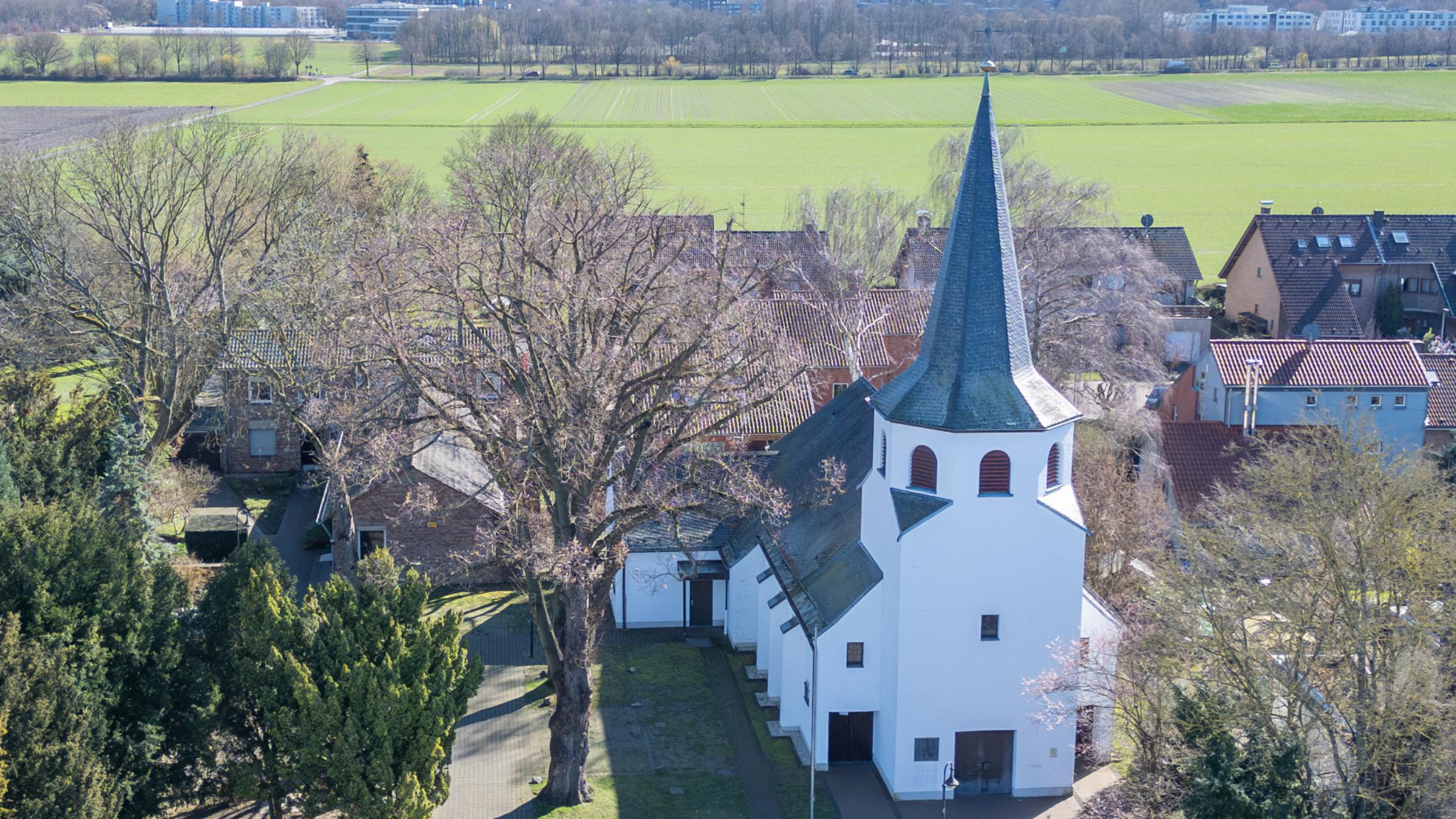 Kirche St. Brictius Stotzheim von oben_1