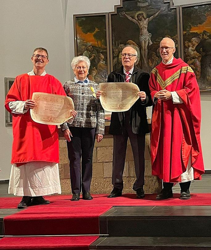 Angelika Schlender und Herrn Helmut Roesinger erhalten den Orden 'Pro Ecclesia et Pontifice'