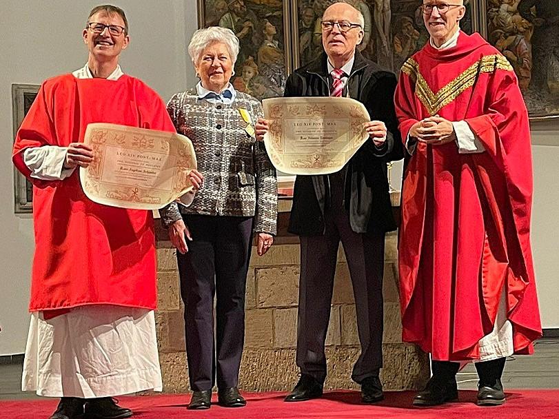 Angelika Schlender und Herrn Helmut Roesinger erhalten den Orden 'Pro Ecclesia et Pontifice'
