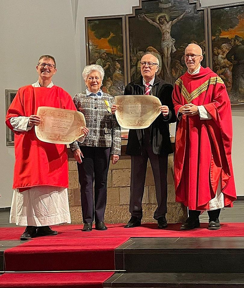 Angelika Schlender und Herrn Helmut Roesinger erhalten den Orden 'Pro Ecclesia et Pontifice'