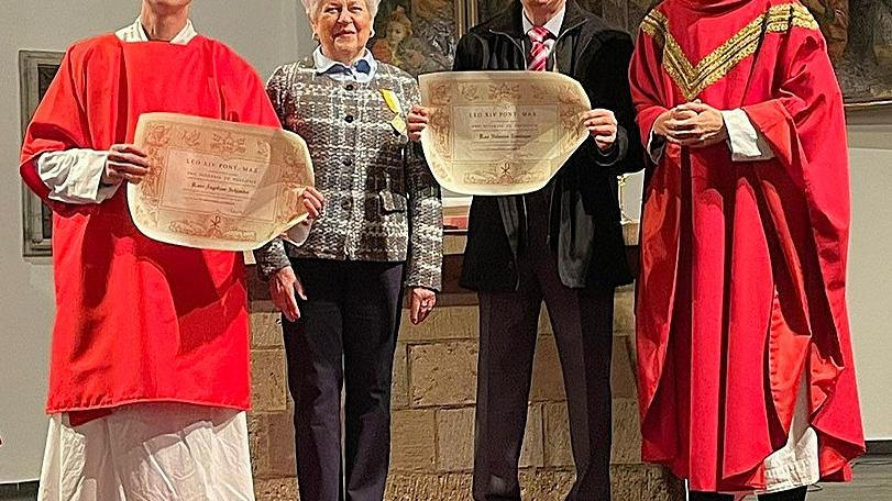 Angelika Schlender und Herrn Helmut Roesinger erhalten den Orden 'Pro Ecclesia et Pontifice'