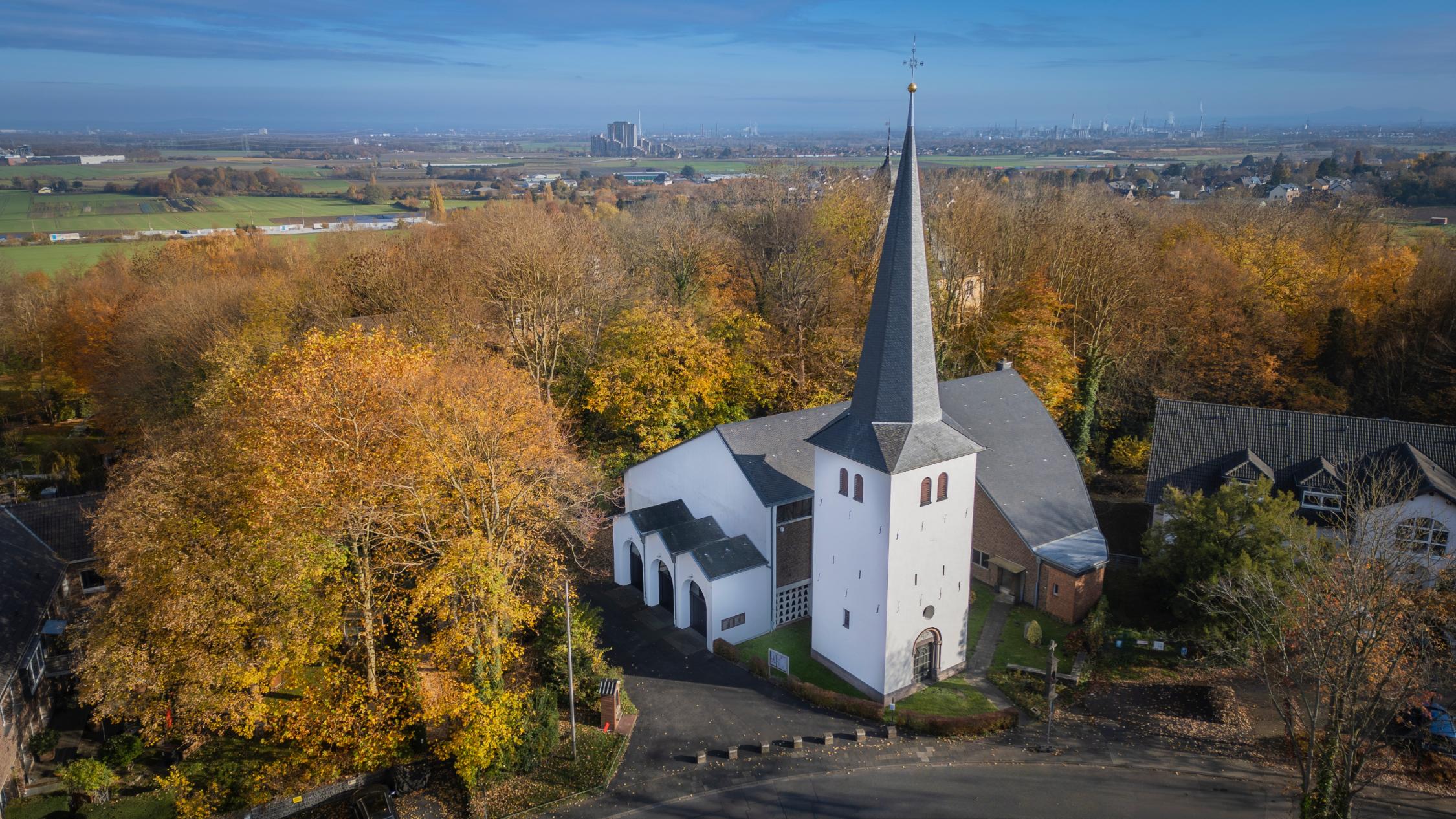 Bild der Kirche Sankt Johannes Baptist in Kendnich aus der Vogelperspektive