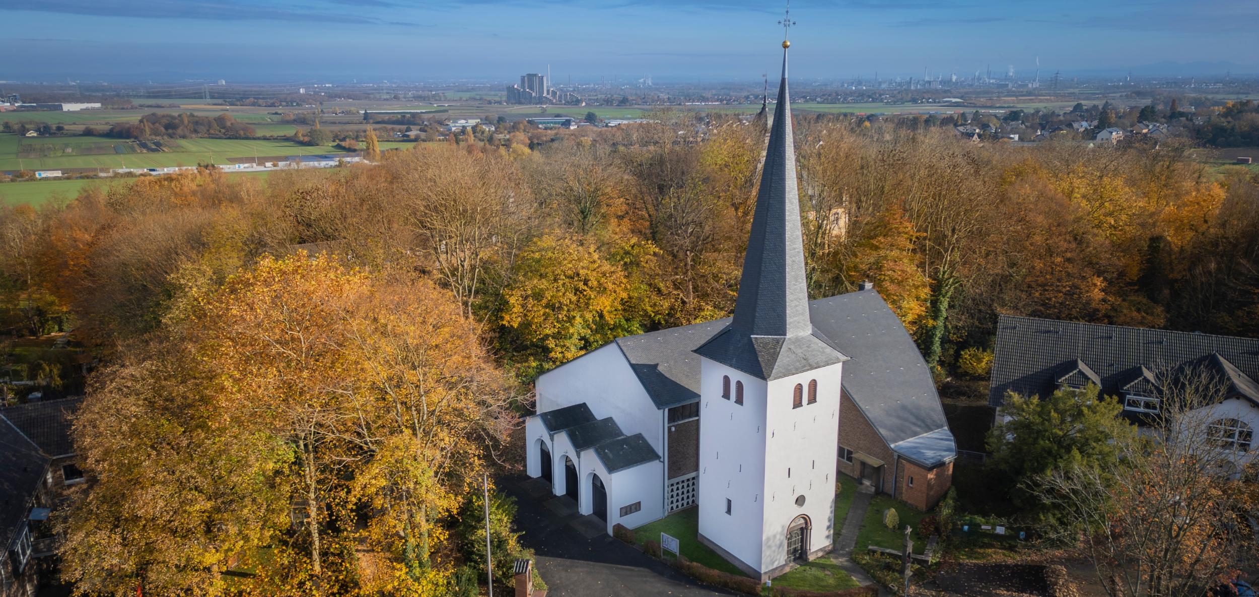 Bild der Kirche Sankt Johannes Baptist in Kendnich aus der Vogelperspektive