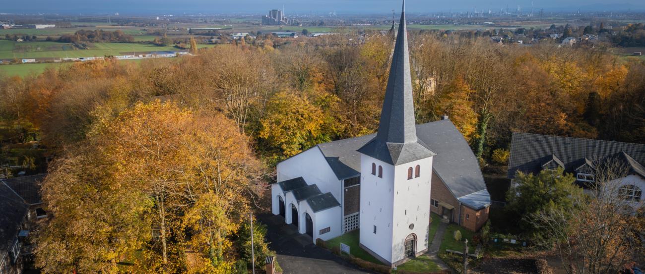 Bild der Kirche Sankt Johannes Baptist in Kendnich aus der Vogelperspektive