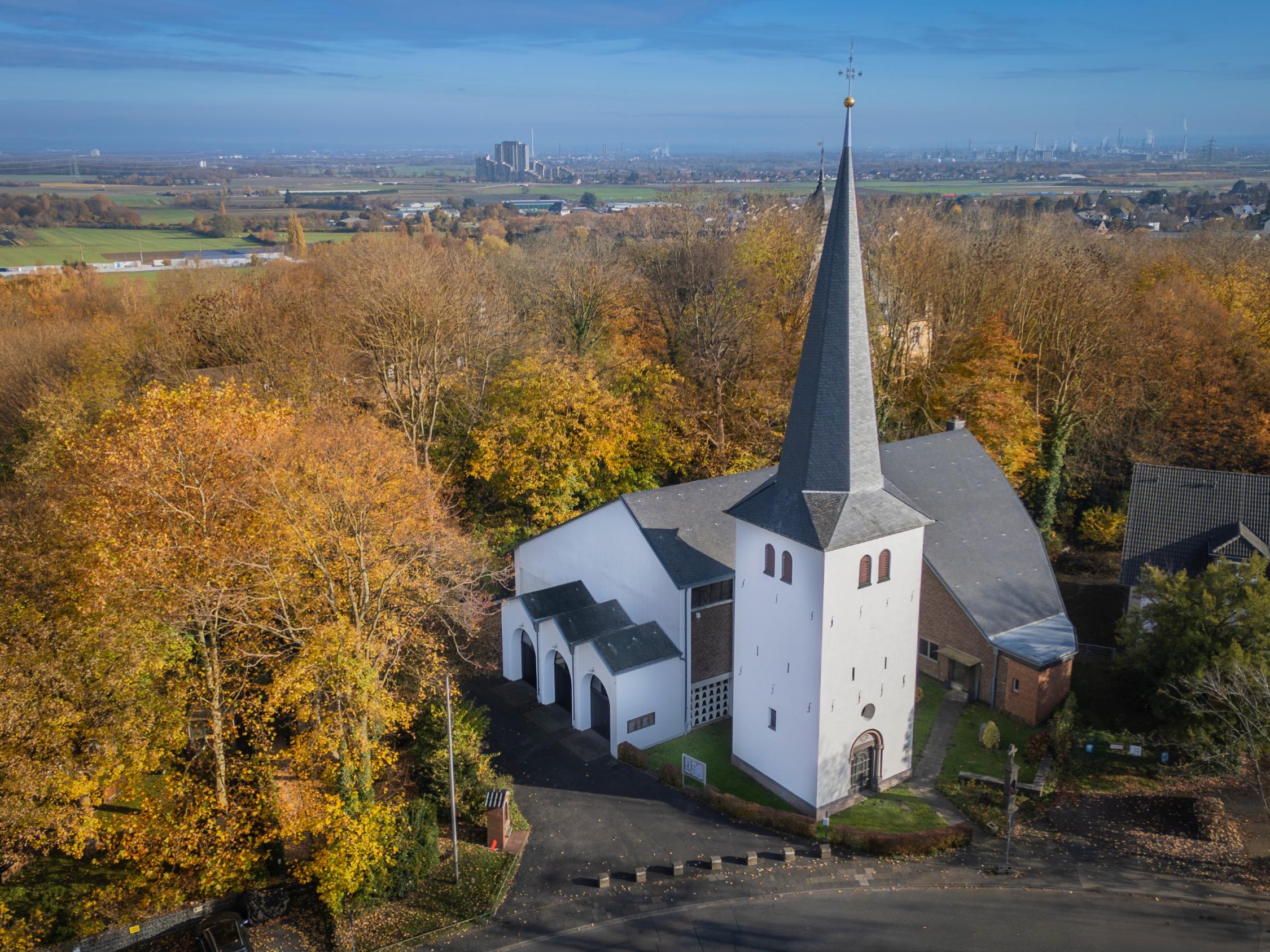 Bild der Kirche Sankt Johannes Baptist in Kendnich aus der Vogelperspektive