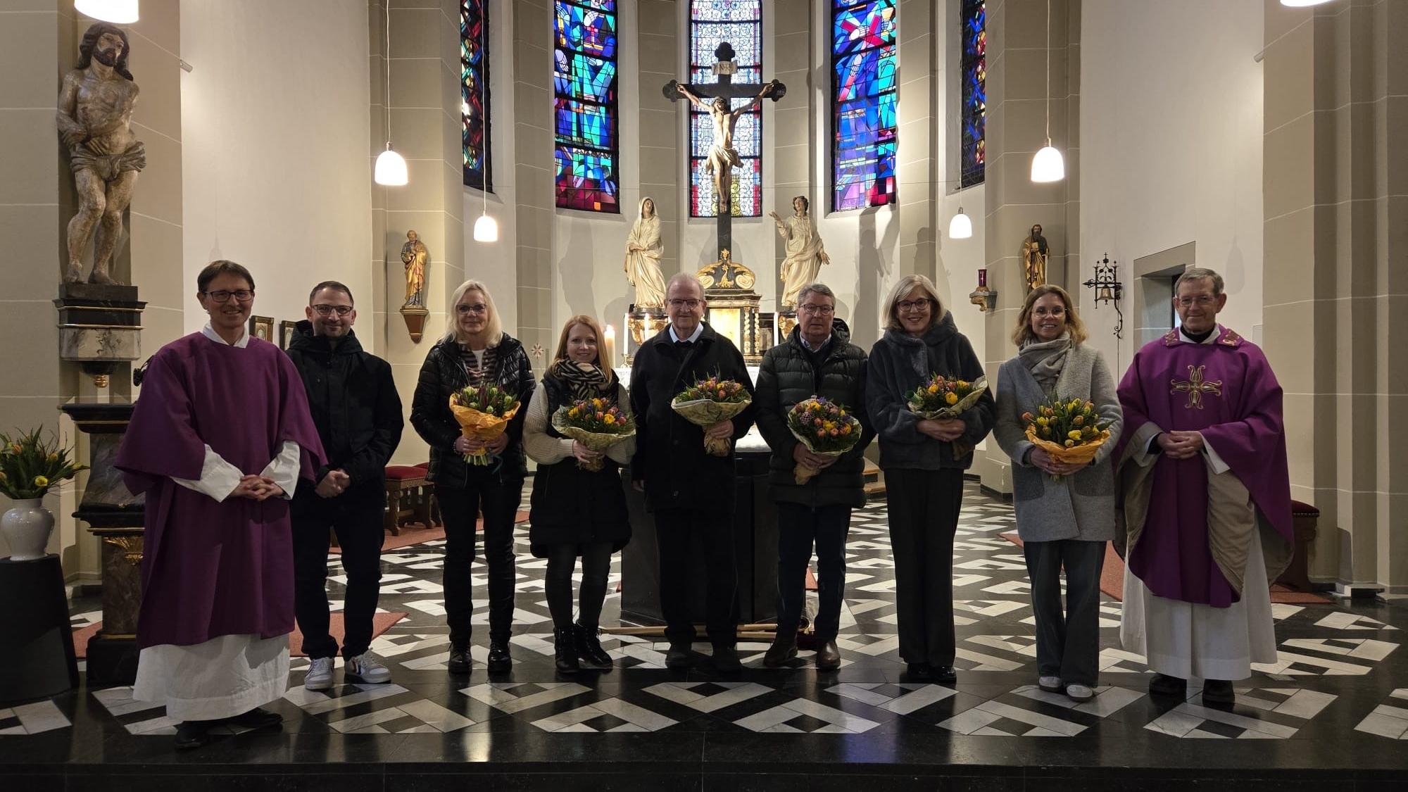 Michael Baer, Diakon Hans Jörg Ganslmeier und Andrea Heitmann, danken am Altar in der Kirche St. Katharina , Ignaz Play, Gabi Burzinsi, Werner Burzinski, Ursula Broyer, Sarah Müller und Stefan Zylajew