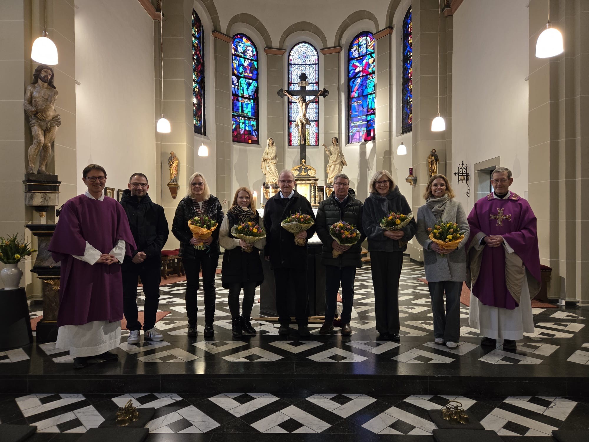 Michael Baer, Diakon Hans Jörg Ganslmeier und Andrea Heitmann, danken am Altar in der Kirche St. Katharina , Ignaz Play, Gabi Burzinsi, Werner Burzinski, Ursula Broyer, Sarah Müller und Stefan Zylajew