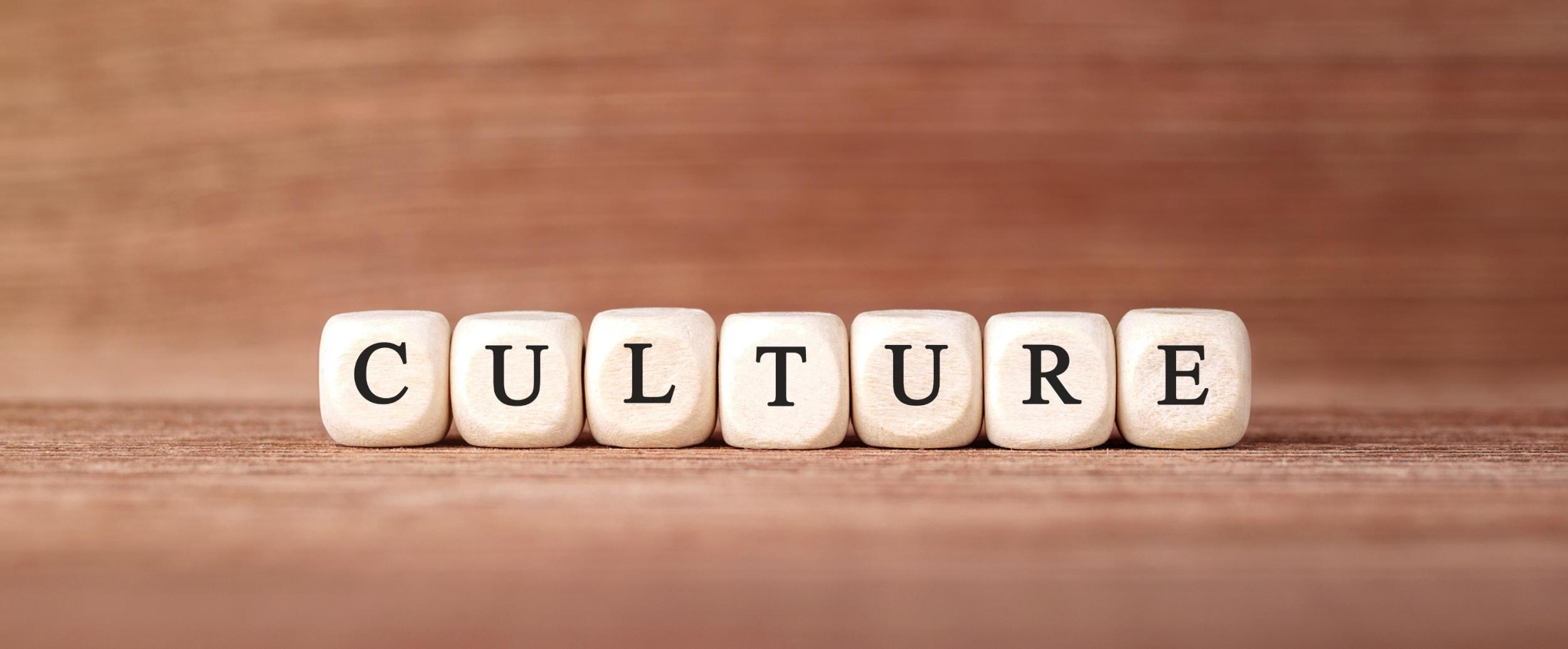 Bild von Scrabble Buchstaben und sie bilden das Wort culture