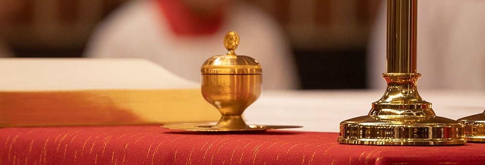 Bild von Altar auf dem Chrisam und ein Leuchter steht