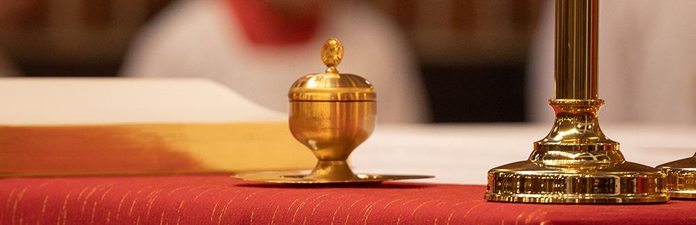 Bild von Altar auf dem Chrisam und ein Leuchter steht