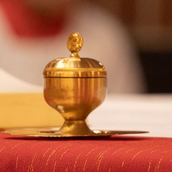 Bild von Altar auf dem Chrisam und ein Leuchter steht