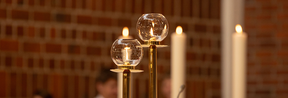 Bild mit Leuchtern und Kerzen