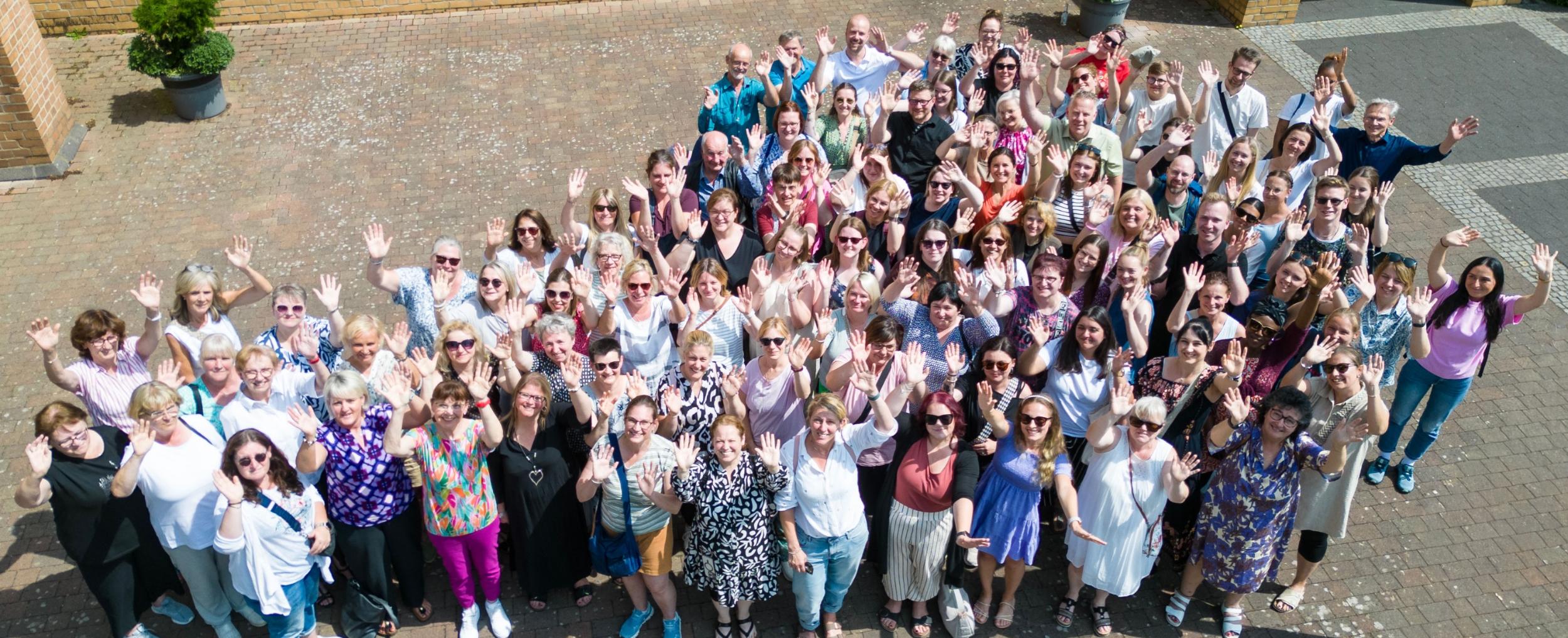 Bild aus der Vogelperspektive an vielen Mitarbeiterinnen und Mitarbeitern von katholisch in Hürth