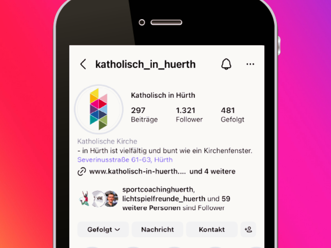 Bild mit einem Handy auf dem der Instagram Account von katholisch in Hürth zu sehen ist