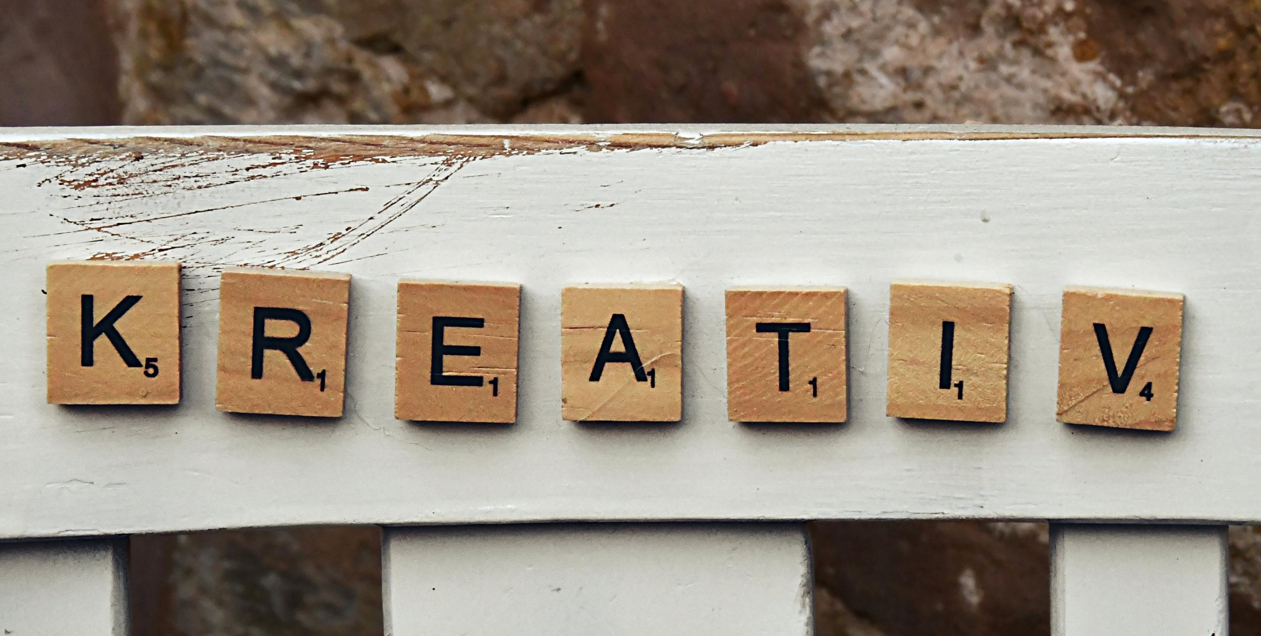 Bild von Scabble Buchstaben, die das Wort kreativ bilden