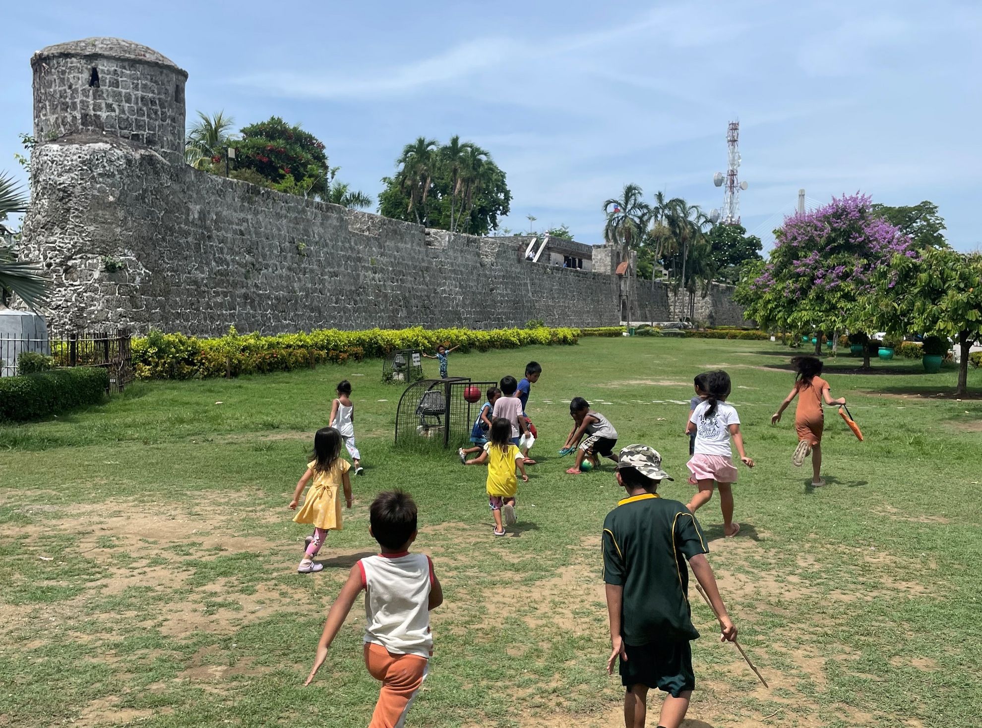 Spielende Kinder auf einer Wiese