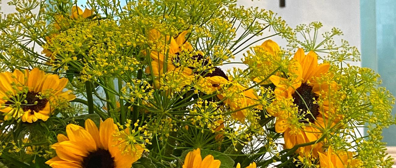 Sonnenblumen vor Kreuz