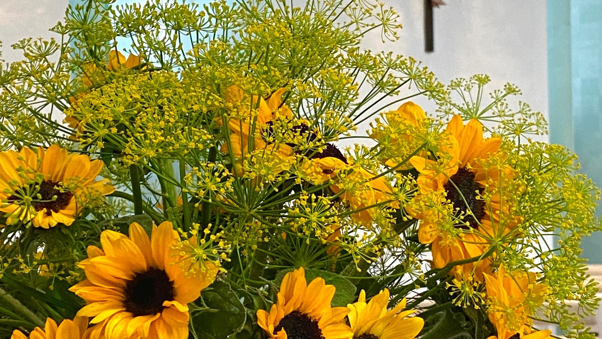 Sonnenblumen vor Kreuz
