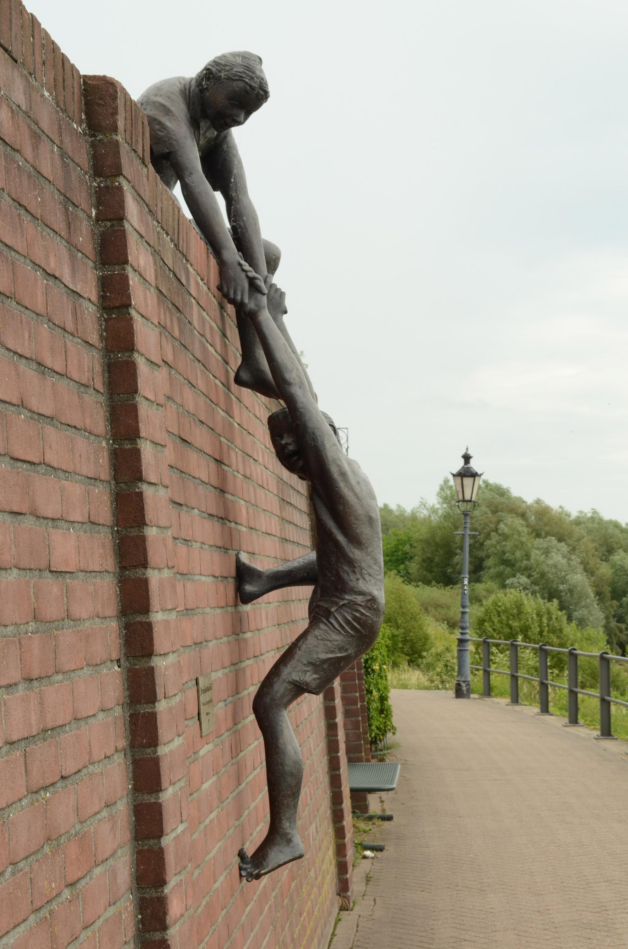 Skulptur des Bocholter Bildhauers Jürgen Ebert in Rees am Niederrhein 'Freundschaft verbindet'