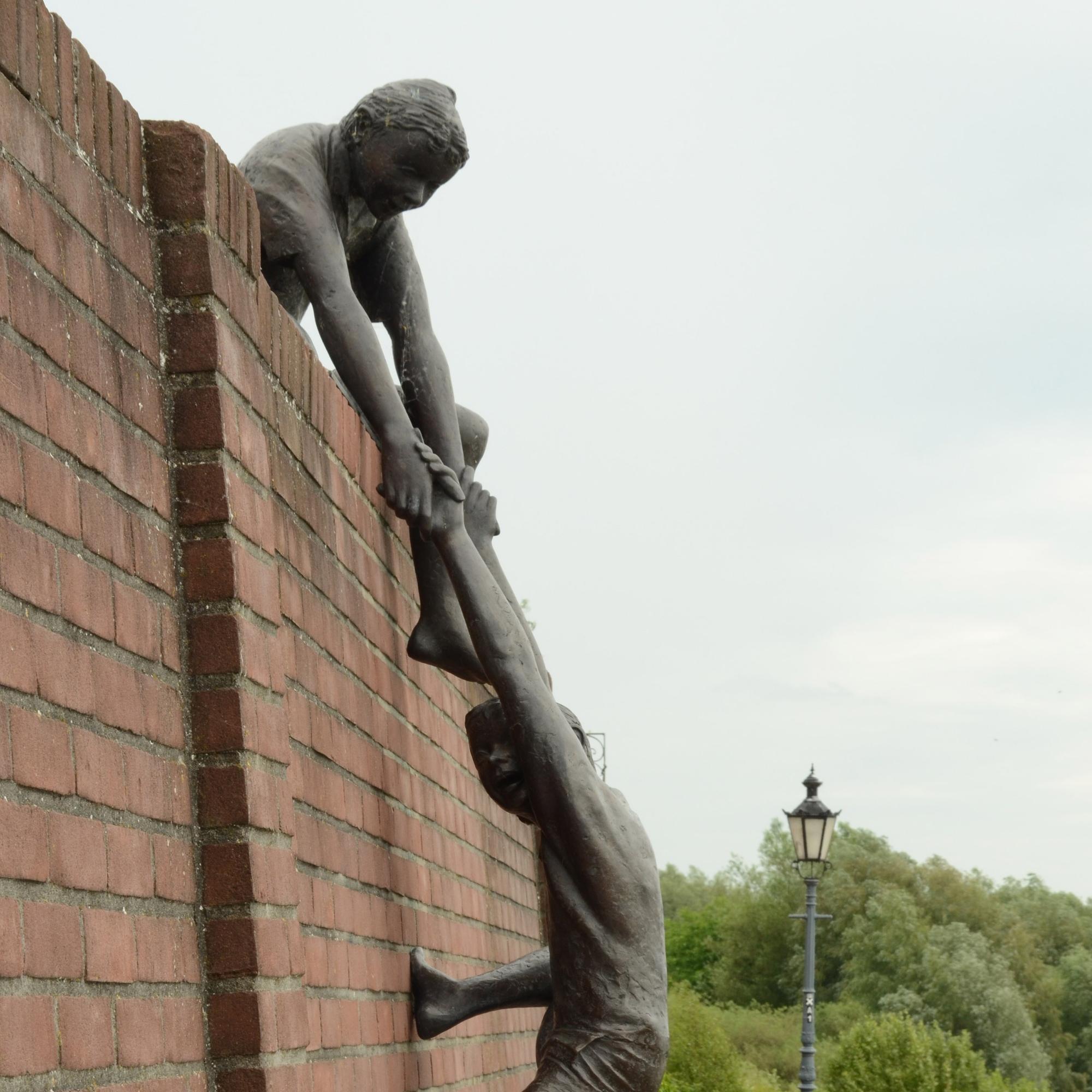 Skulptur des Bocholter Bildhauers Jürgen Ebert in Rees am Niederrhein 'Freundschaft verbindet'
