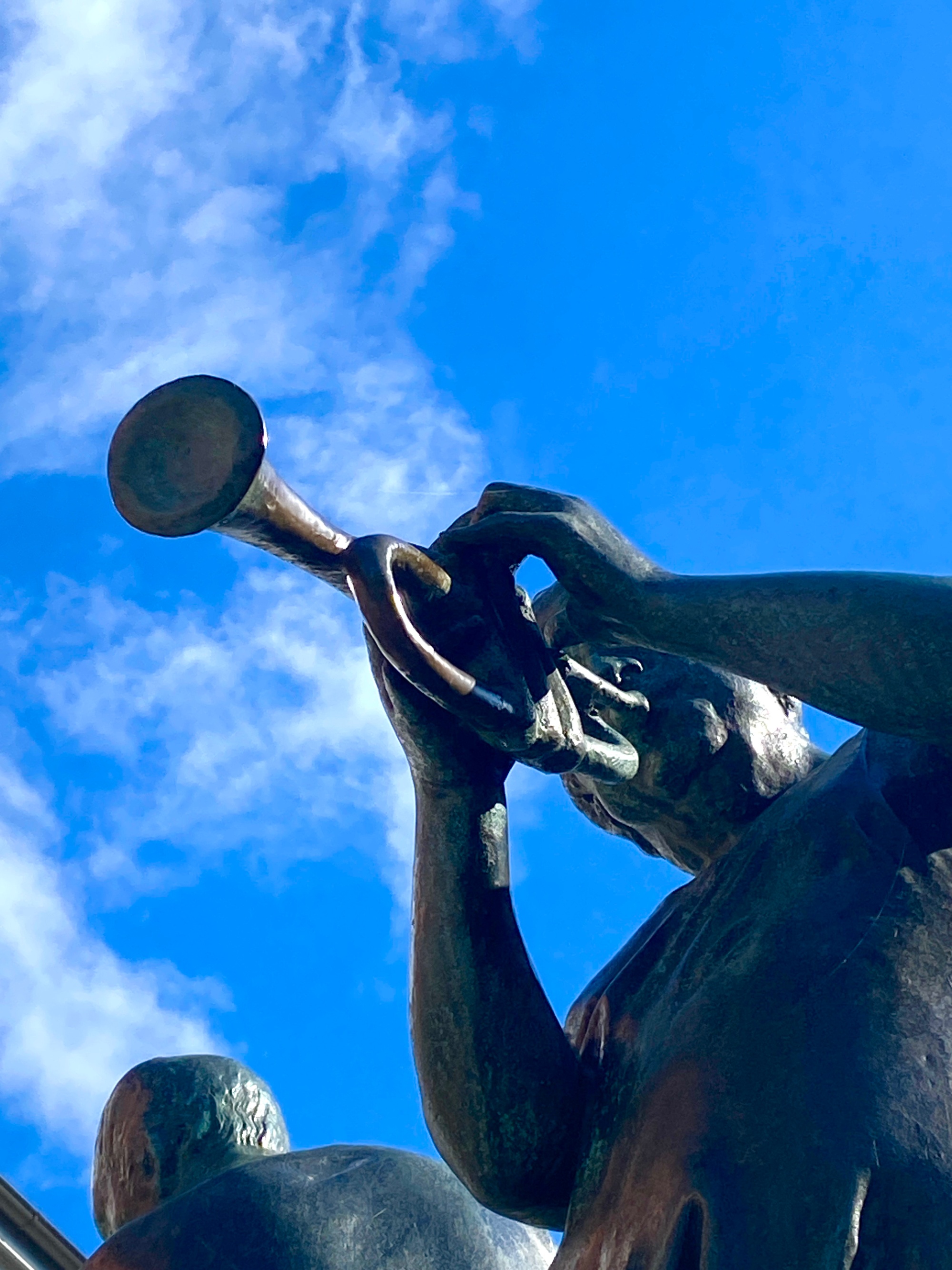 Bild einer Skulptur eines Trompeters