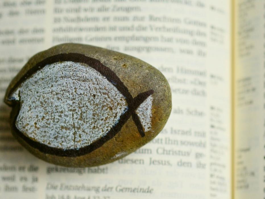 Stein auf Bibel