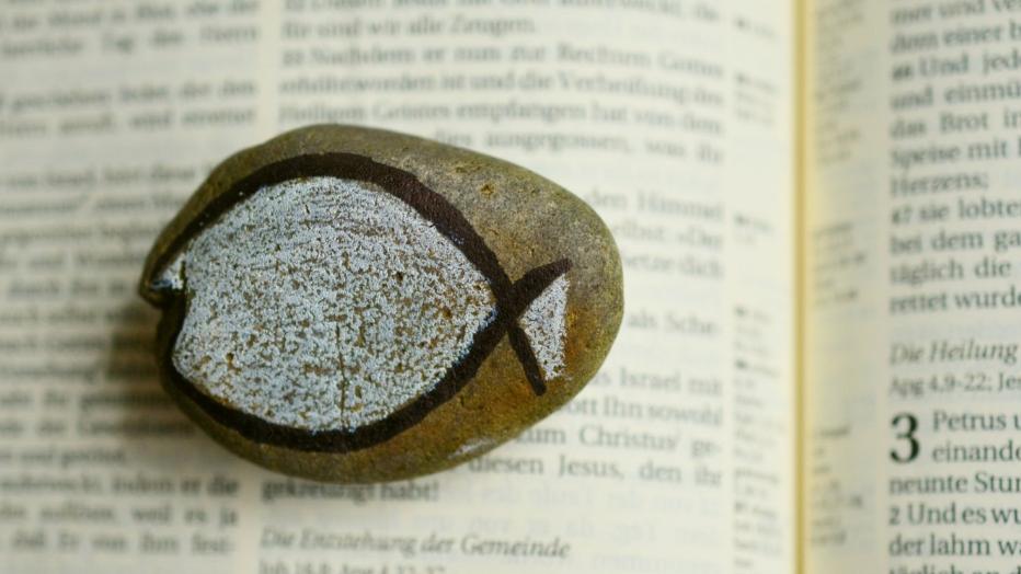Stein auf Bibel