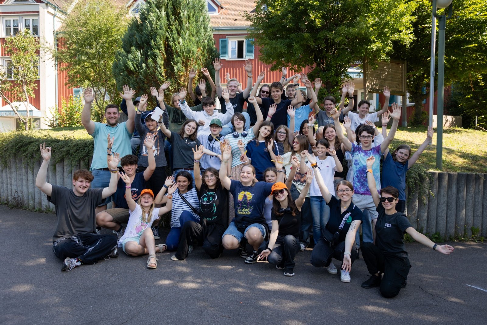 Fotografie von allen Teilnehmenden und dem Betreuungsteam der Ferienfreizeit vor der Jugendherberge in Murrhardt.