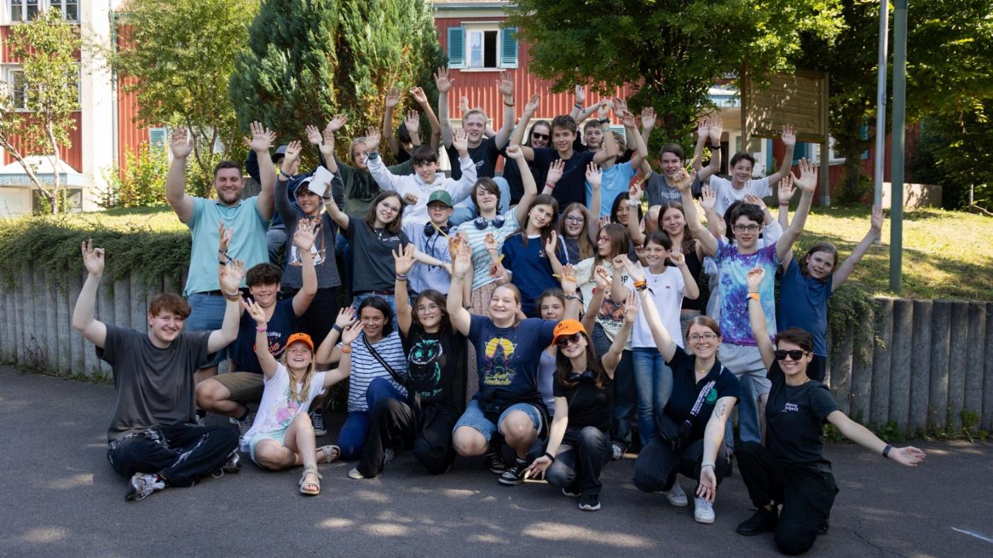 Fotografie von allen Teilnehmenden und dem Betreuungsteam der Ferienfreizeit vor der Jugendherberge in Murrhardt.
