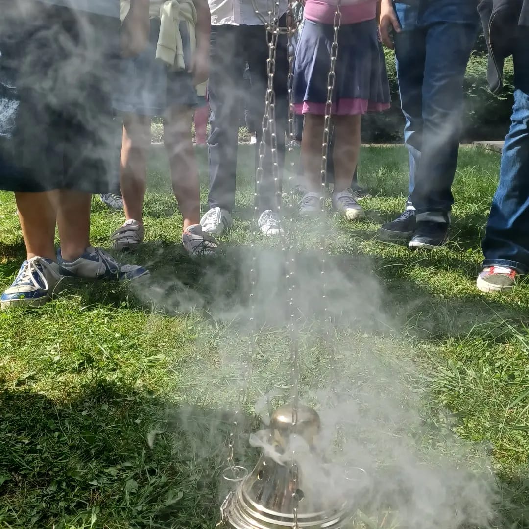 Das Foto zeigt Jugendliche die Weihrauch machen.