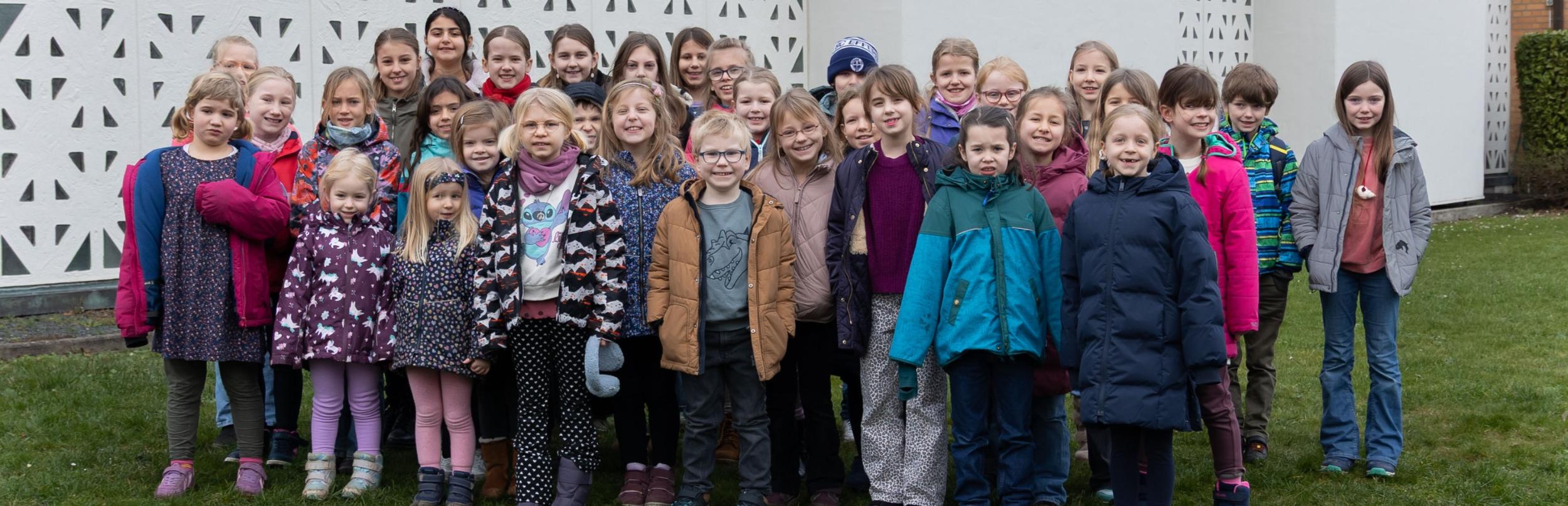 Bild von Kindern, die in einem Kinderchor in Hürth singen