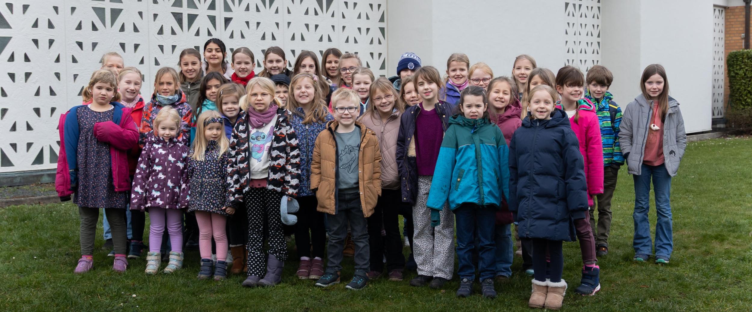 Bild von Kindern, die in einem Kinderchor in Hürth singen