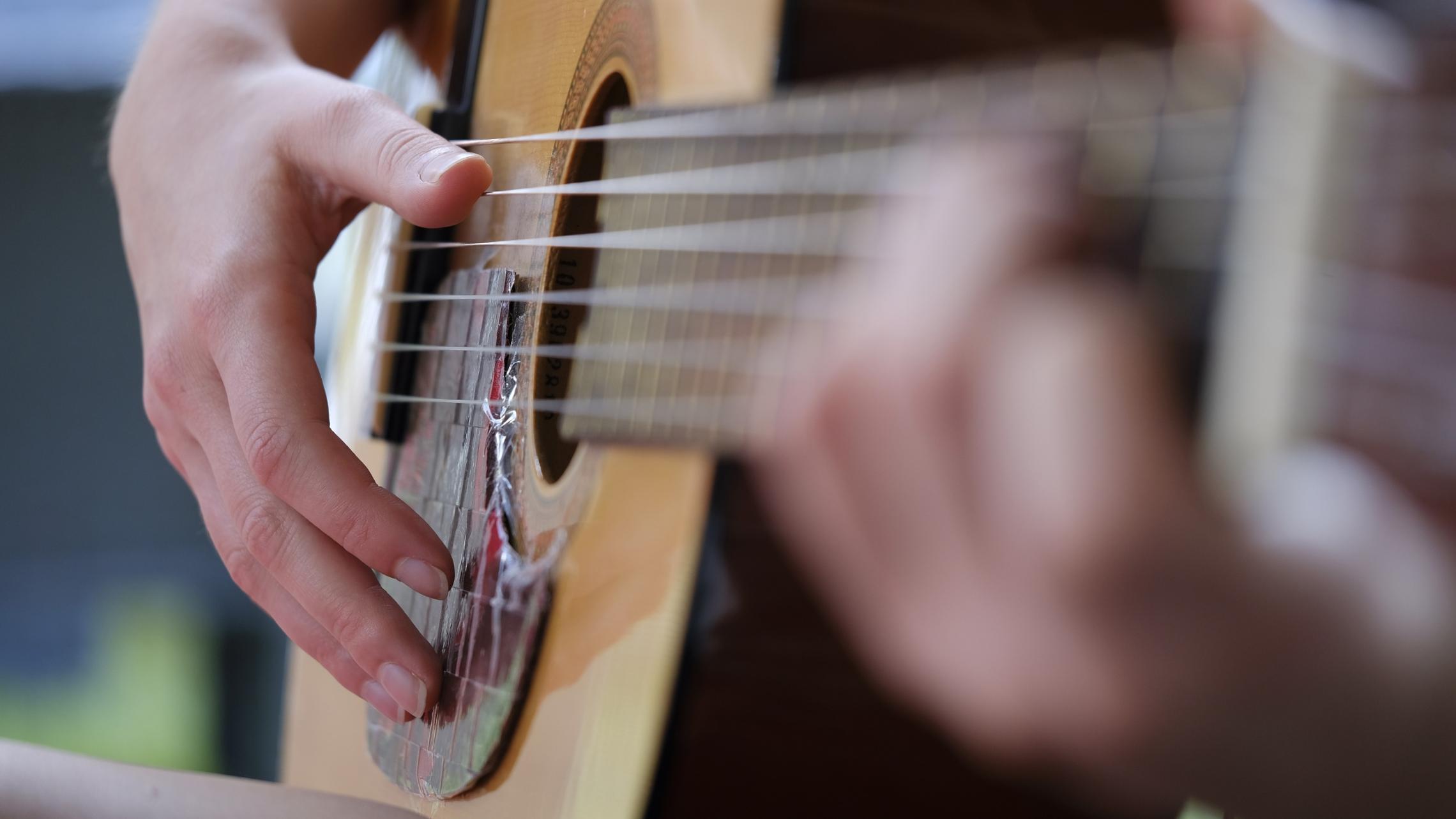 Gitarre spielen