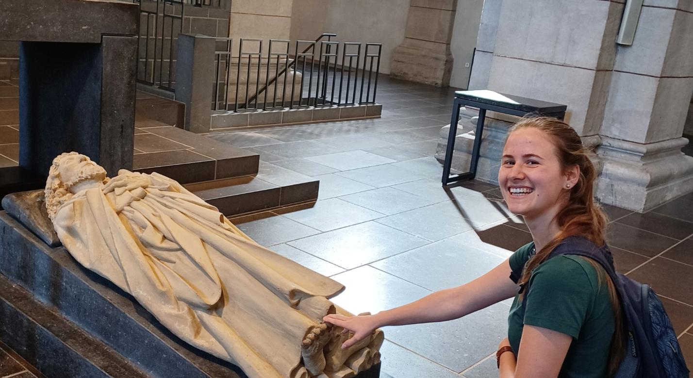 Pilgerin am Matthias Grab