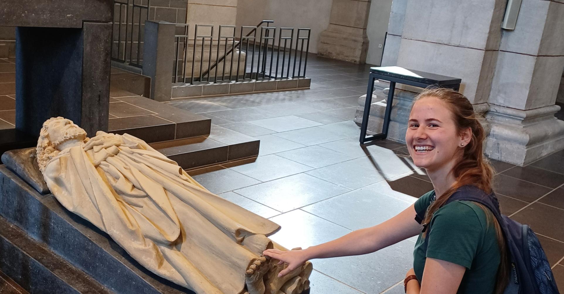 Pilgerin am Matthias Grab