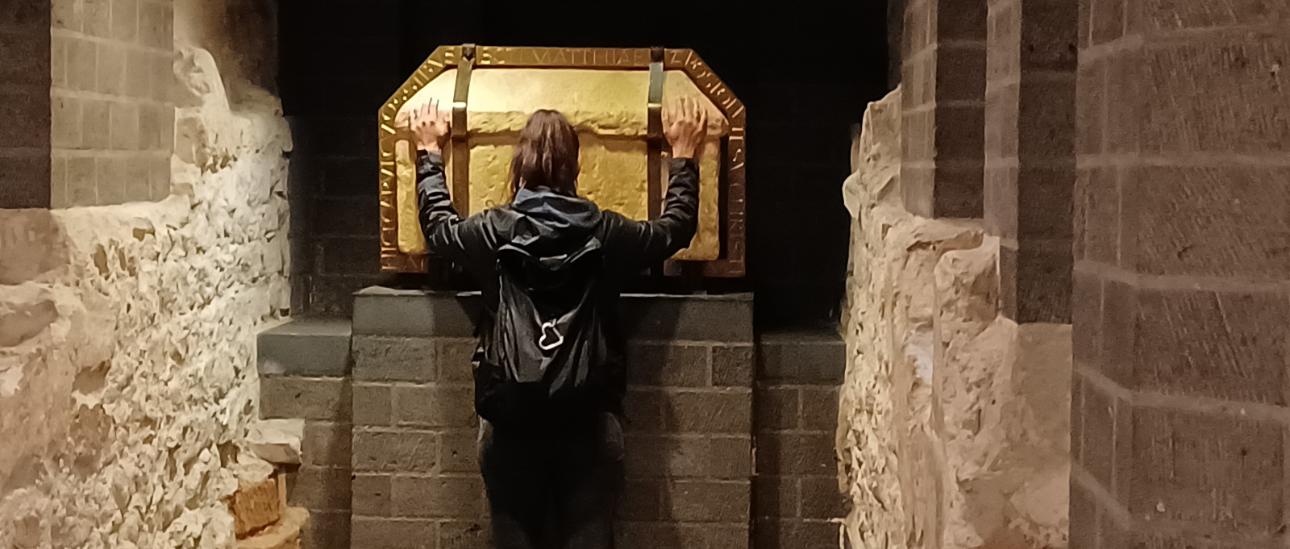 Beterin am Matthias-Schrein Trier