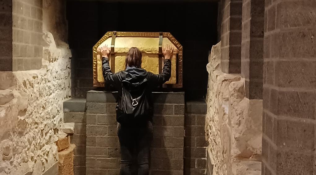 Beterin am Matthias-Schrein Trier