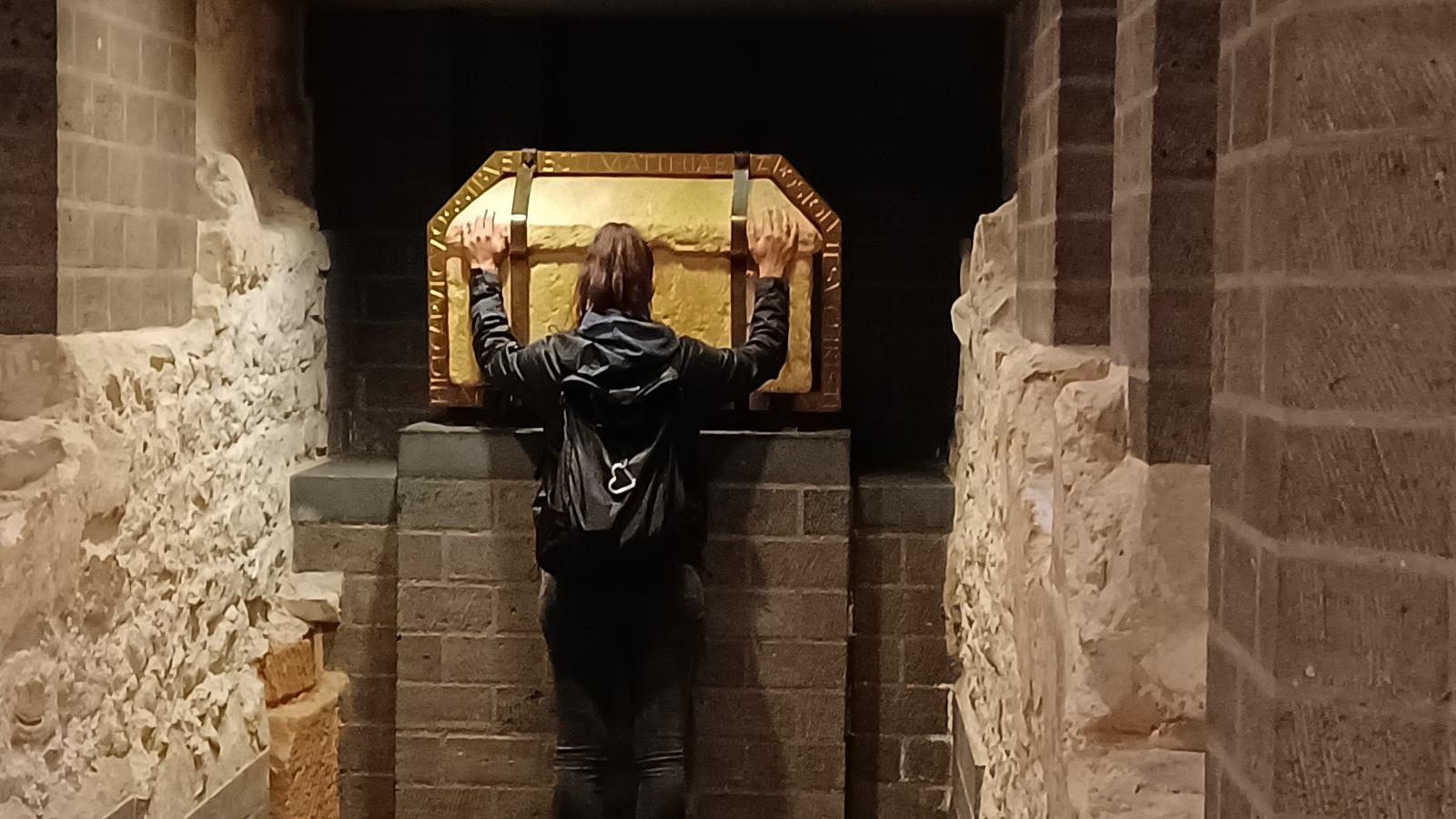 Beterin am Matthias-Schrein Trier