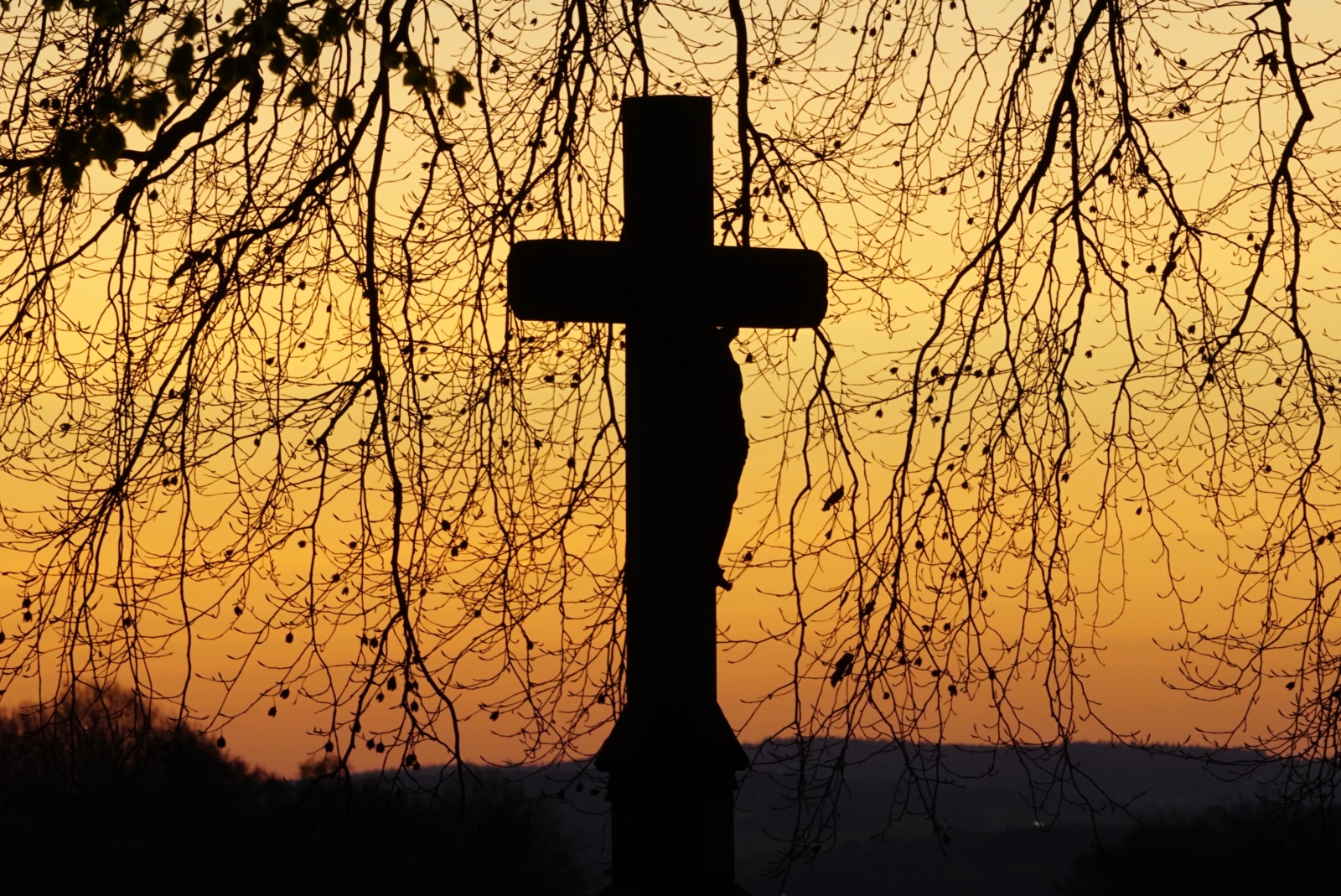 Friedhofskreuz in der Morgenröte (c) Achim Gilles Friedhofskreuz in der Morgenröte