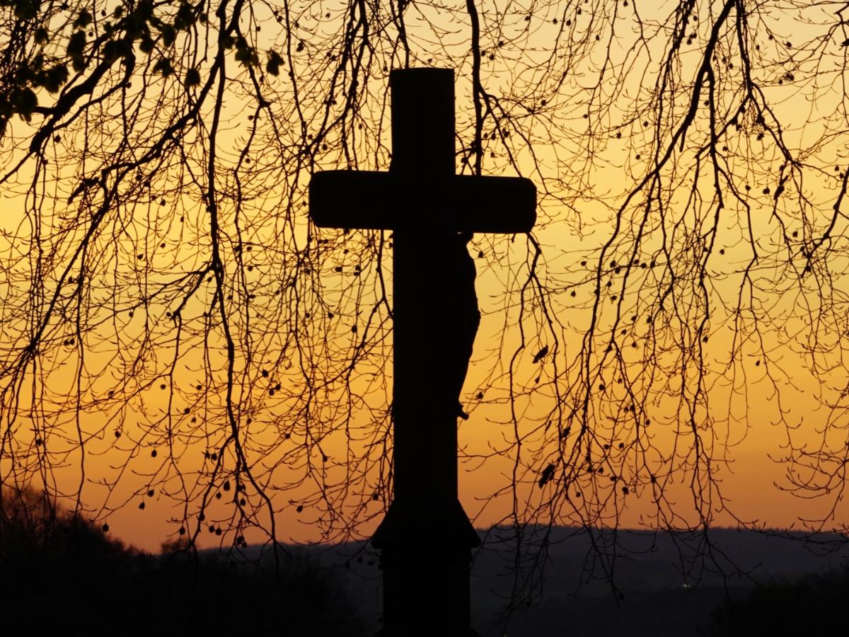 Friedhofskreuz in der Morgenröte