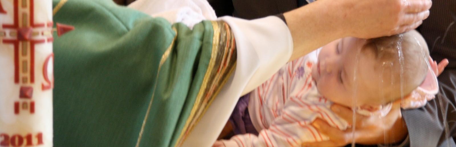 Die Taufe ist ein christlicher Ritus, der seit der Zeit des Neuen Testaments besteht. Die Auffassungen über Voraussetzung, Durchführung und Wirkung der Taufe sind in den christlichen Kirchen und Gemeinschaften verschieden; sie kann die Eingliederung in die Gemeinschaft der Christen oder ein öffentliches Glaubensbekenntnis bedeuten. Vollzogen wird die Taufe durch Übergießen des Täuflings mit Wasser (Infusionstaufe) oder das Untertauchen im Wasser (Immersionstaufe). Dabei wird eine Taufformel gesprochen. Ex-Bild-DB-ID: 2070