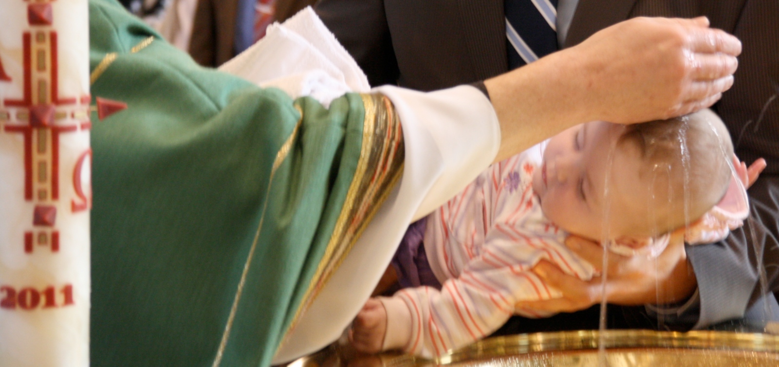 Die Taufe ist ein christlicher Ritus, der seit der Zeit des Neuen Testaments besteht. Die Auffassungen über Voraussetzung, Durchführung und Wirkung der Taufe sind in den christlichen Kirchen und Gemeinschaften verschieden; sie kann die Eingliederung in die Gemeinschaft der Christen oder ein öffentliches Glaubensbekenntnis bedeuten. Vollzogen wird die Taufe durch Übergießen des Täuflings mit Wasser (Infusionstaufe) oder das Untertauchen im Wasser (Immersionstaufe). Dabei wird eine Taufformel gesprochen. Ex-Bild-DB-ID: 2070