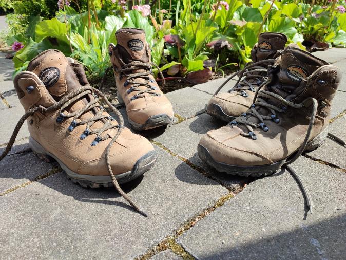 2022-05-08 Bergheim-Bruderschaft (c) Peter Angenendt So sehen Pilger-Wanderschuhe aus.