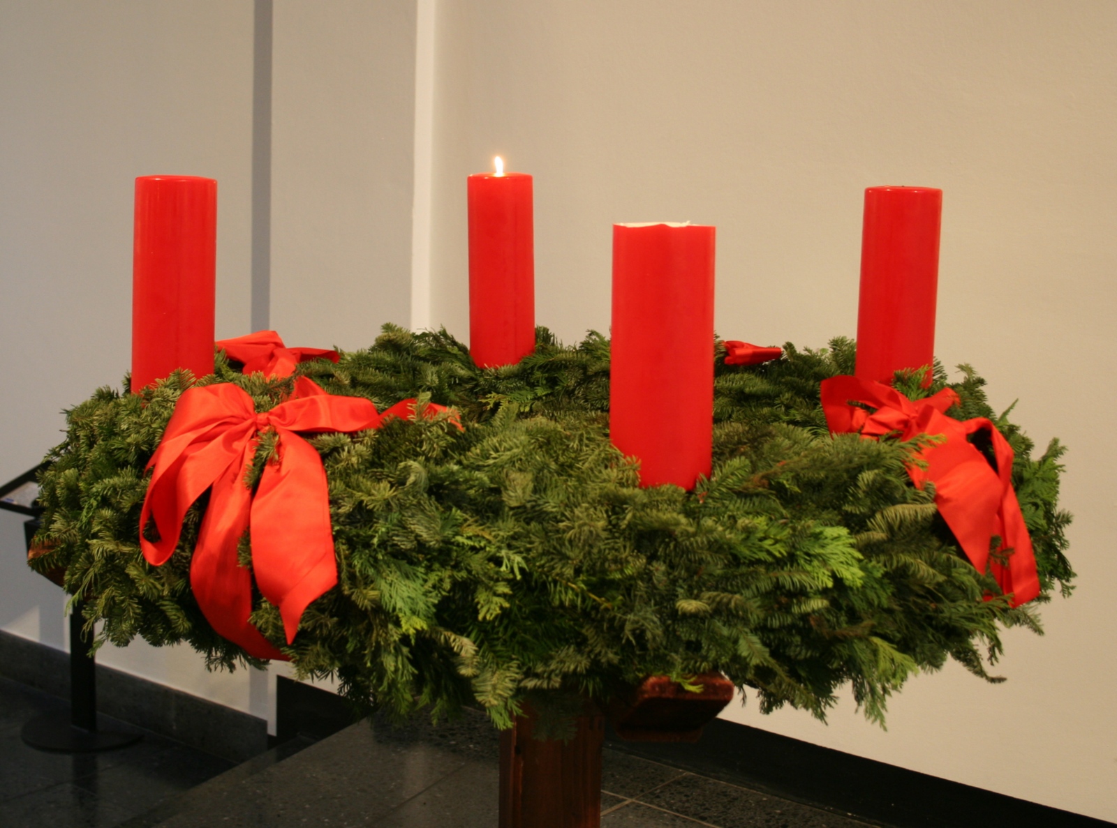 Die Adventszeit beginnt mit der ersten Vesper des ersten Adventssonntags und endet am Heiligen Abend mit der ersten Vesper von Weihnachten. Die westliche christliche Adventszeit dauert 22 bis 28 Tage und hat immer vier Sonntage, mit Ausnahme der Bistümer, die am Ambrosianischen Ritus festhalten. Ex-Bild-DB-ID: 7629