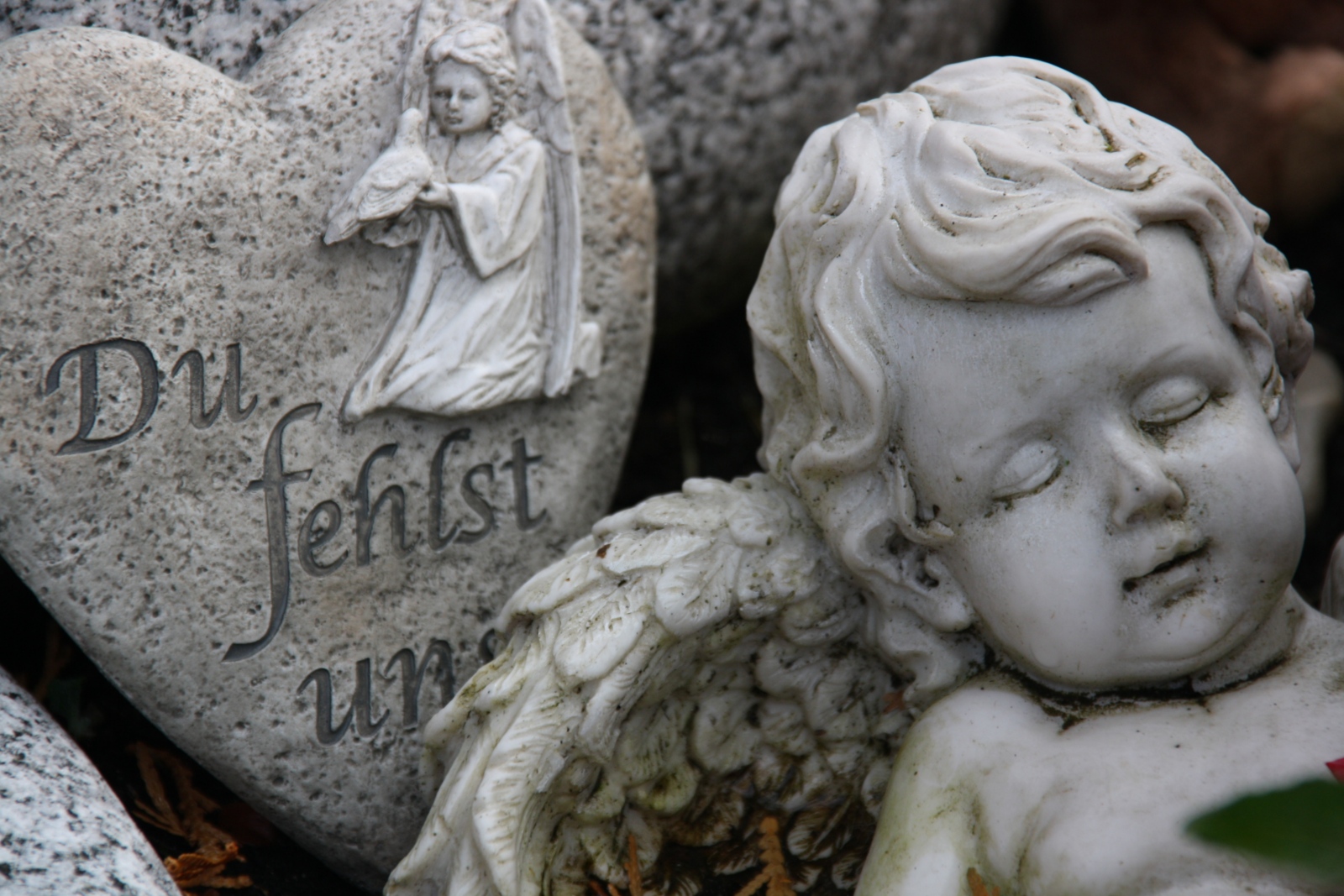 Engel und Herz mit der Aufschrift du fehlst uns  sterben, Grab, Gräber, Gedenken, Erinnerung, Dank, achten, ehren, Trauer,  Grabengel oder Friedhofsengel sind spirituelle Begleiter der Verstorbenen an ihrer letzten Ruhestätte. Ex-Bild-DB-ID: 3053
