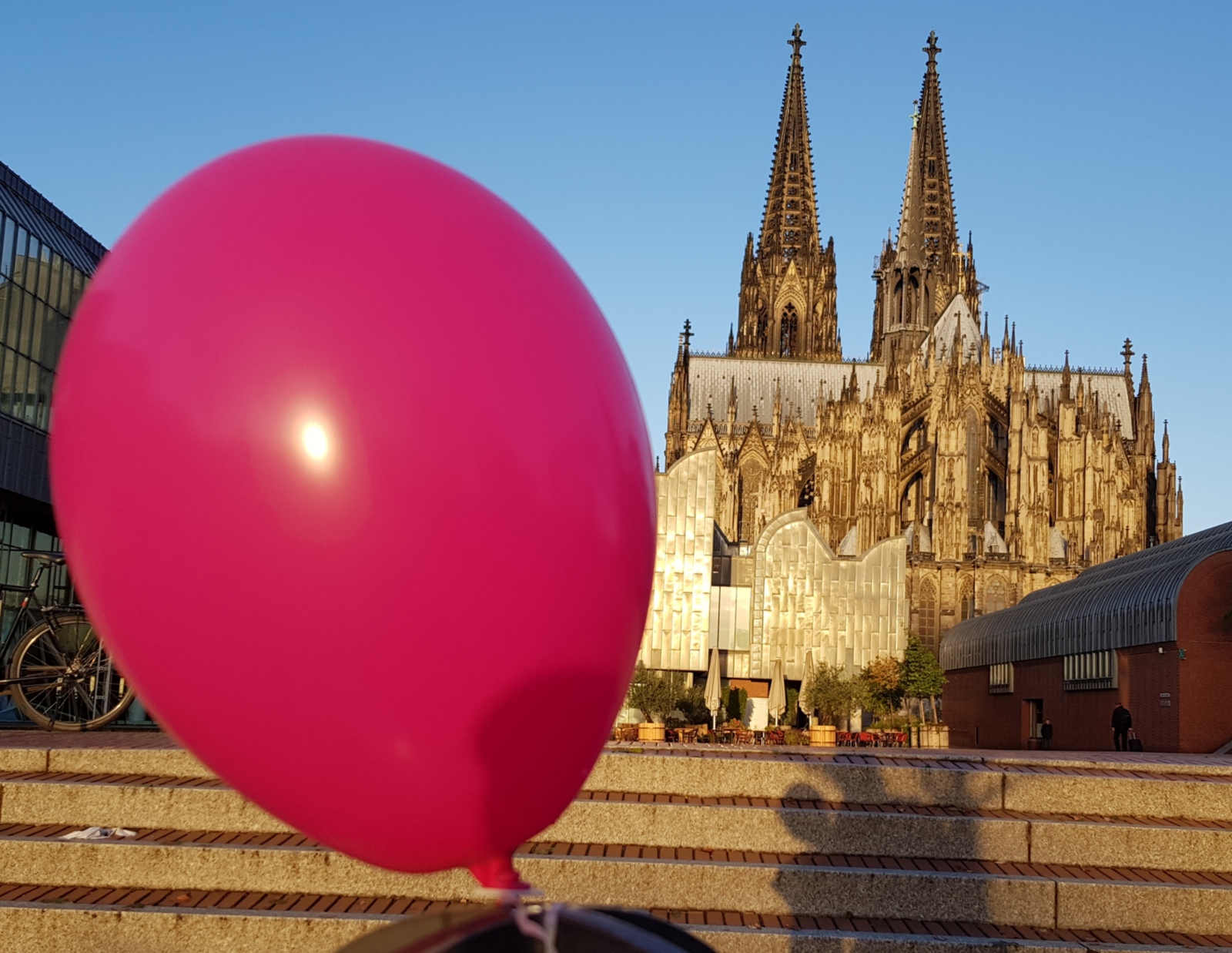 Karneval und der Kölner Dom am Rhein steigt ein rosafarbener Luftballon auf  Der Kölner Dom ist nach dem Ulmer Münster das zweithöchste Kirchengebäude Europas sowie das dritthöchste der Welt. Ex-Bild-DB-ID: 26612