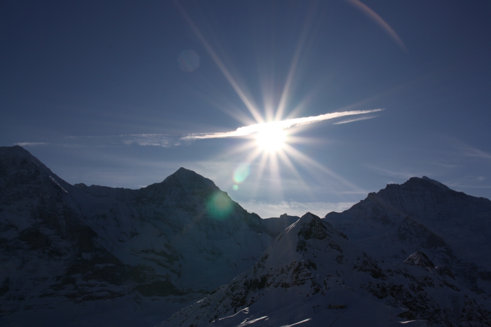 Wintersonne, Schnee, Eis, Kälte, Winter, Frost, Licht, hell,  strahlend blauer Winterhimmel, Berge, Gebirge,  Aufnahme mit Gegenlicht,  Gegenlicht ist eine vor allem in der Fotografie verwendete Bezeichnung für eine Lichtquelle, die direkt in oder in der Nähe der Motivrichtung liegt Ex-Bild-DB-ID: 1310